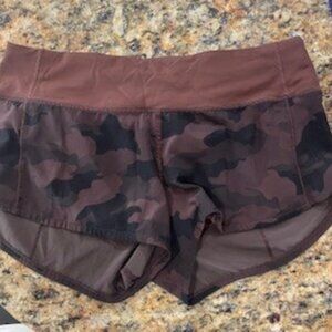 Lululemon speed short 2.5 in Womens size 6 maroon camo